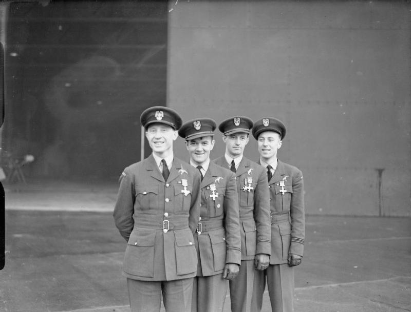 Polscy piloci odznaczeni Zaszczytnym Krzyżem Lotniczym DFC w grudniu 1940 roku