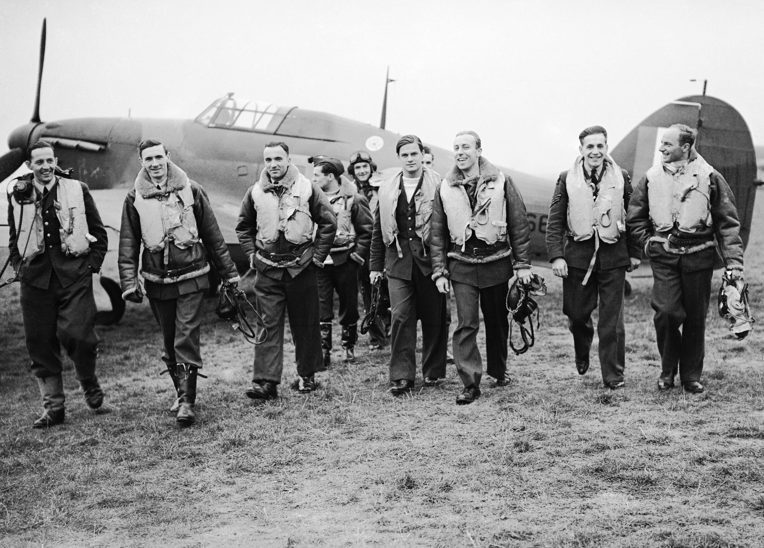 Czterech pilotów Dywizjonu 303 w kożuchach lotniczych: Ferić, Kent, Zumbach i Henneberg
