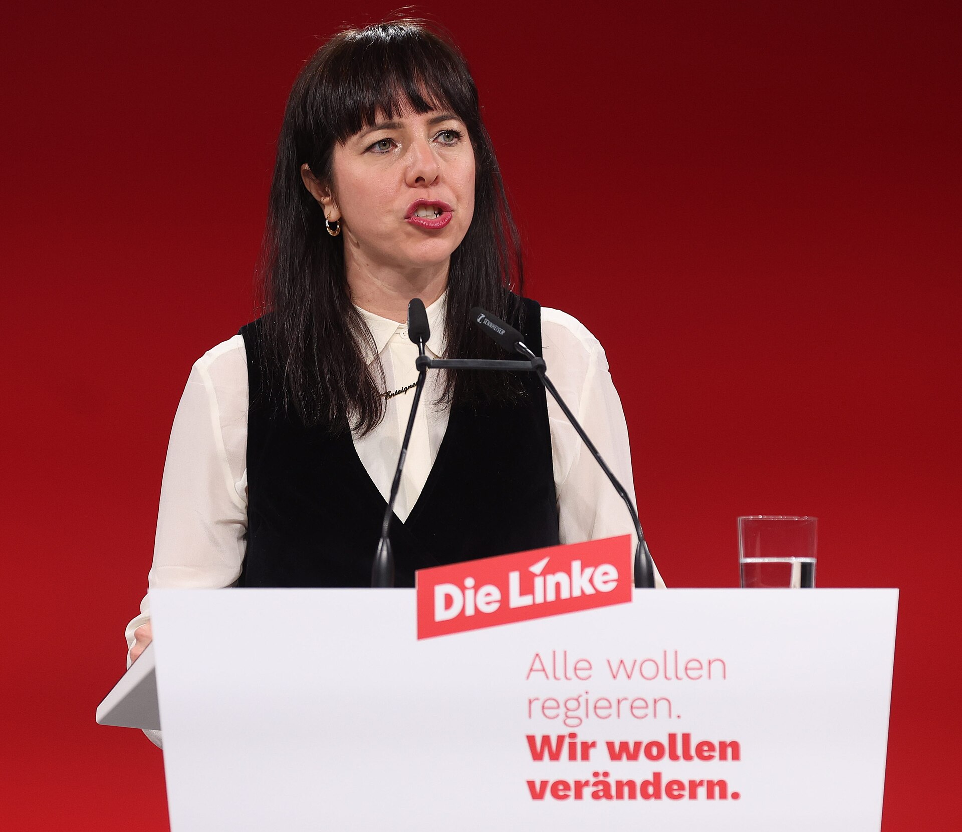 Elif Eralp, kandydatka Lewicy na rządzącą burmistrz Berlina, na zjeździe partii w 2025 roku