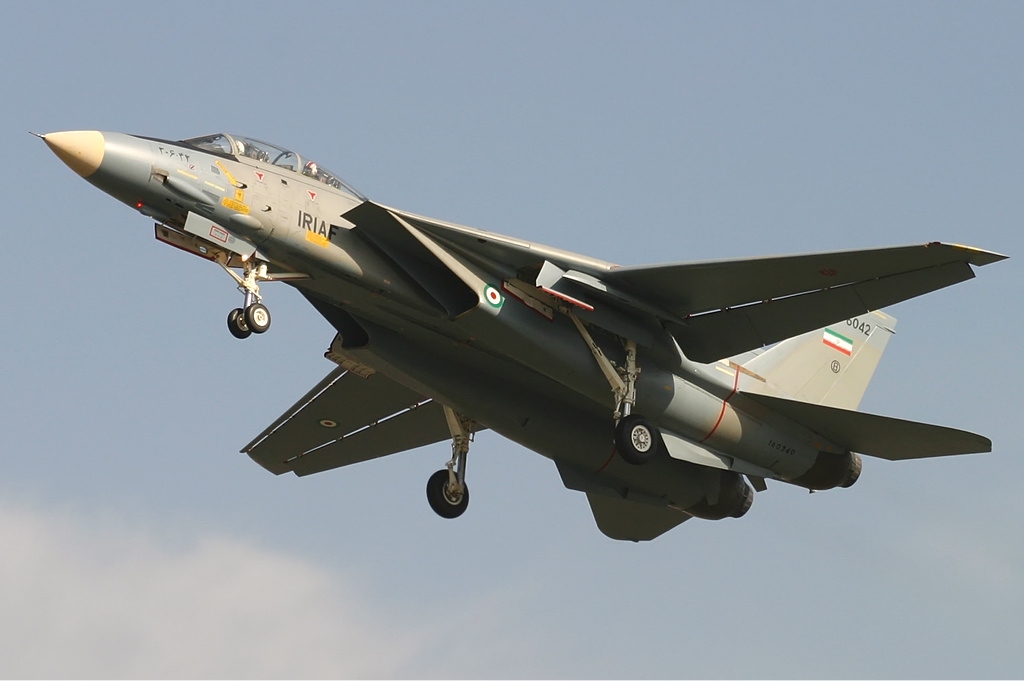Irański F-14A Tomcat z rozłożonym podwoziem podczas lotu