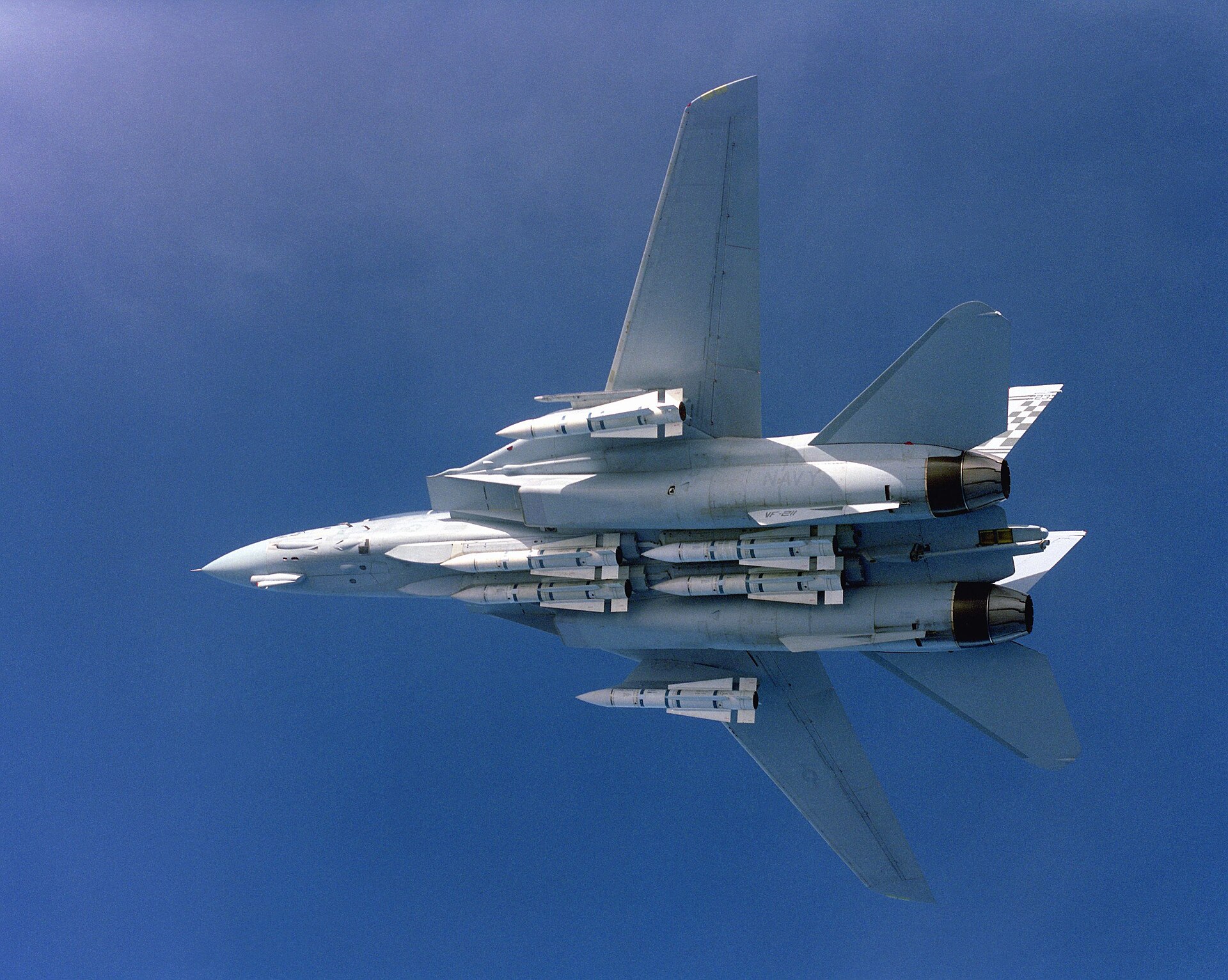 F-14A Tomcat widziany od spodu z sześcioma pociskami AIM-54 Phoenix