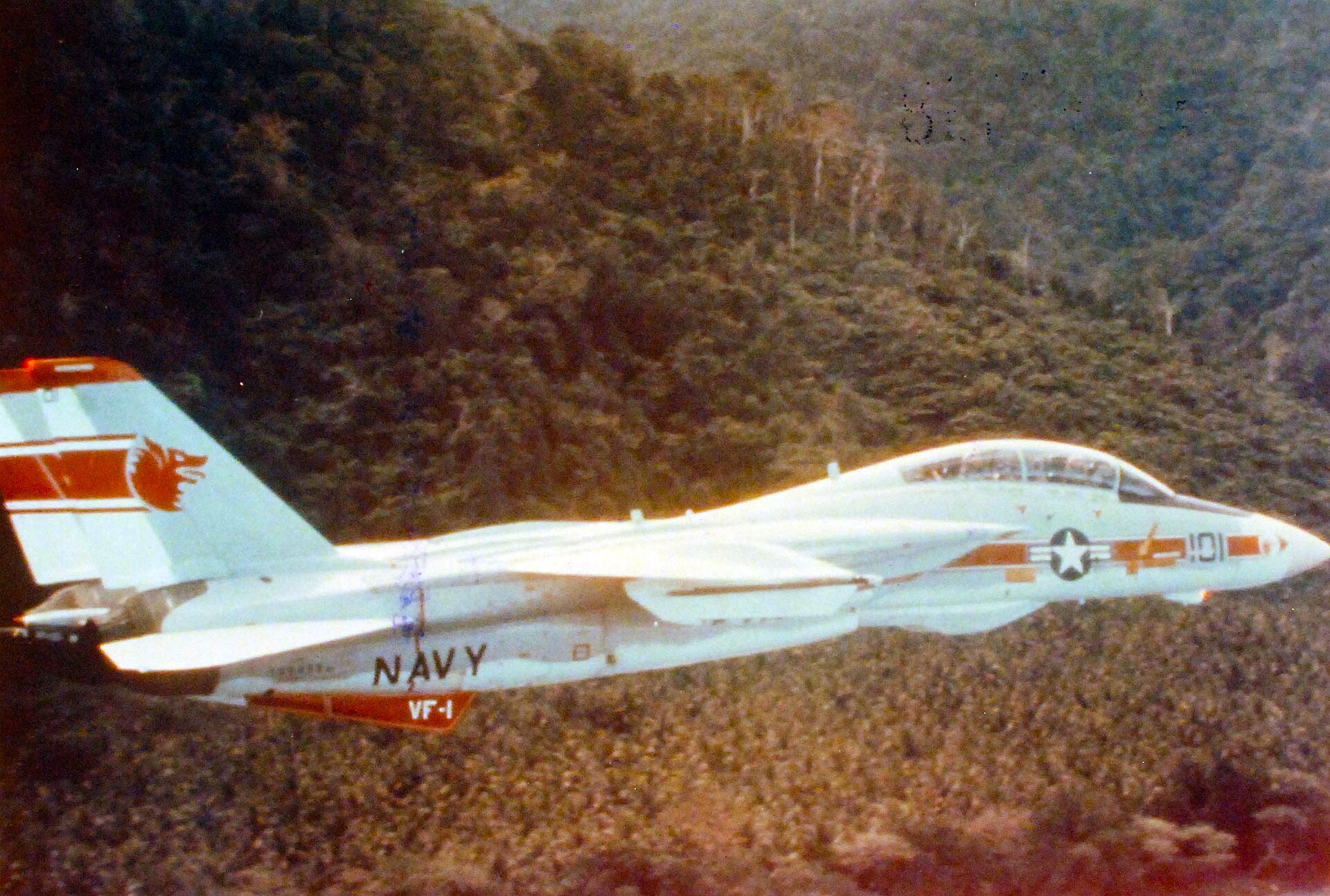 Myśliwiec F-14A Tomcat eskadry VF-1 w locie nad zachodnim Pacyfikiem
