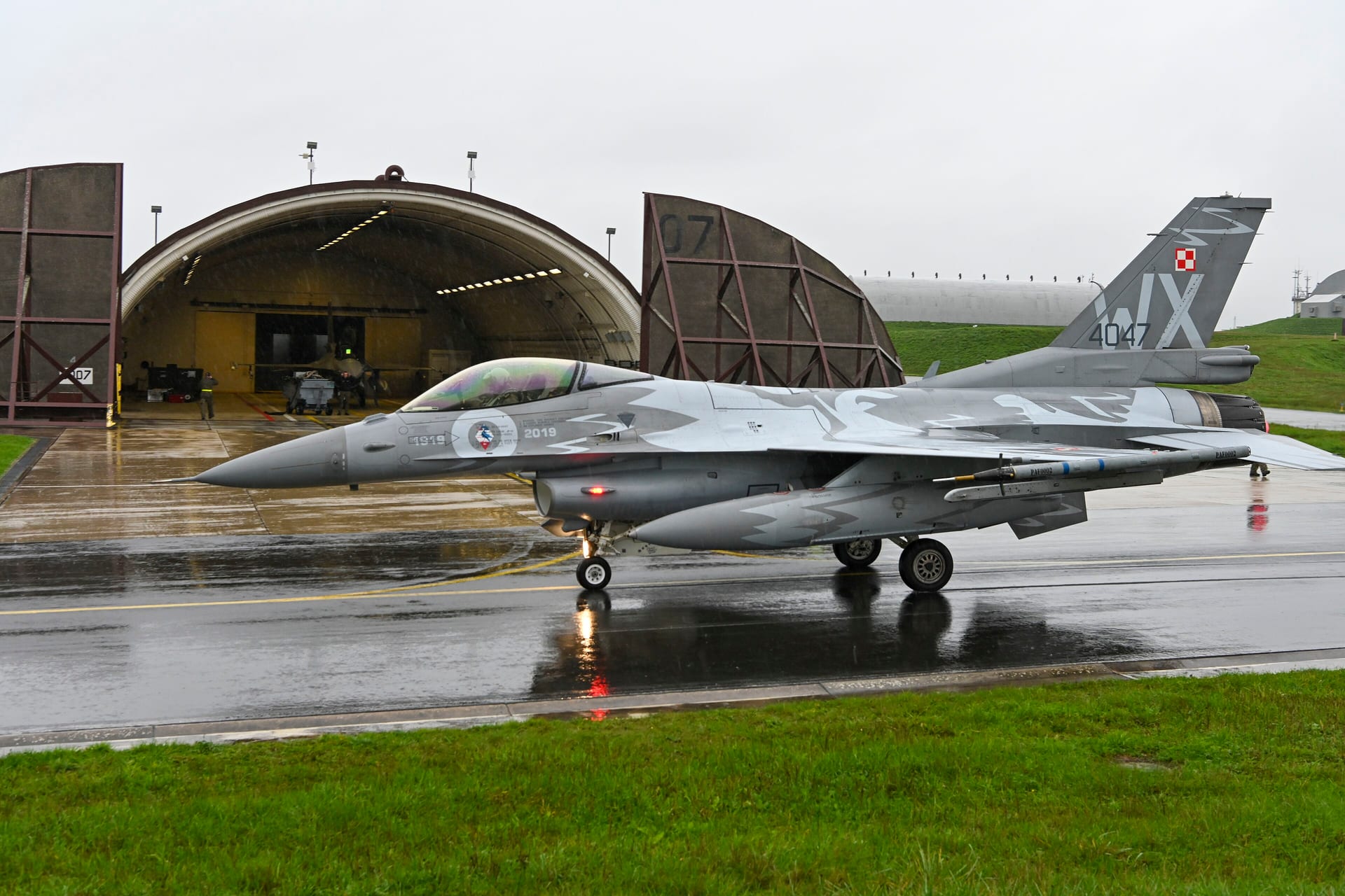 Polski myśliwiec F-16 przed startem w deszczu, zdjęcie ilustracyjne