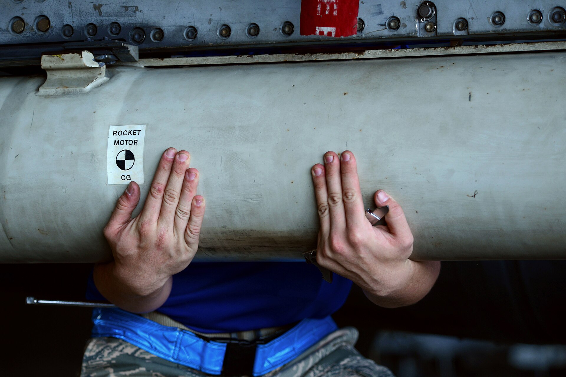 Technik podwiesza pocisk przeciwradiolokacyjny AGM-88 HARM pod skrzydłem F-16