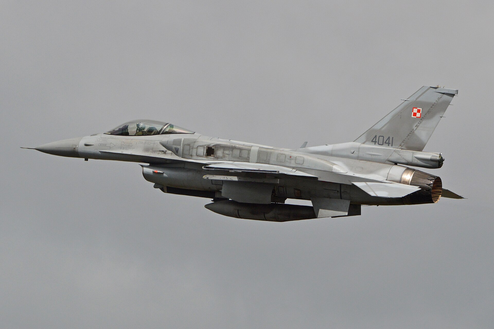 Polski F-16C o numerze 4041 w locie z podwieszonymi zbiornikami paliwa