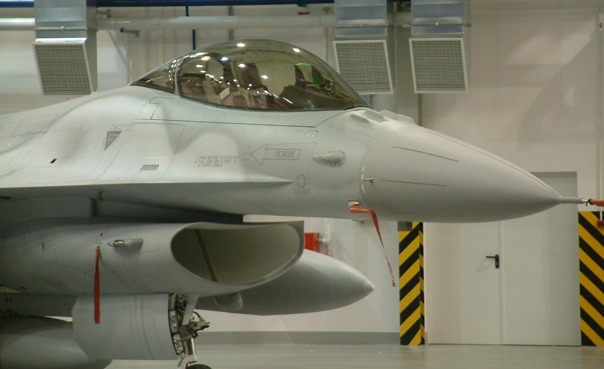 Polski F-16C Jastrząb numer 4044 na płycie lotniska w Krzesinach