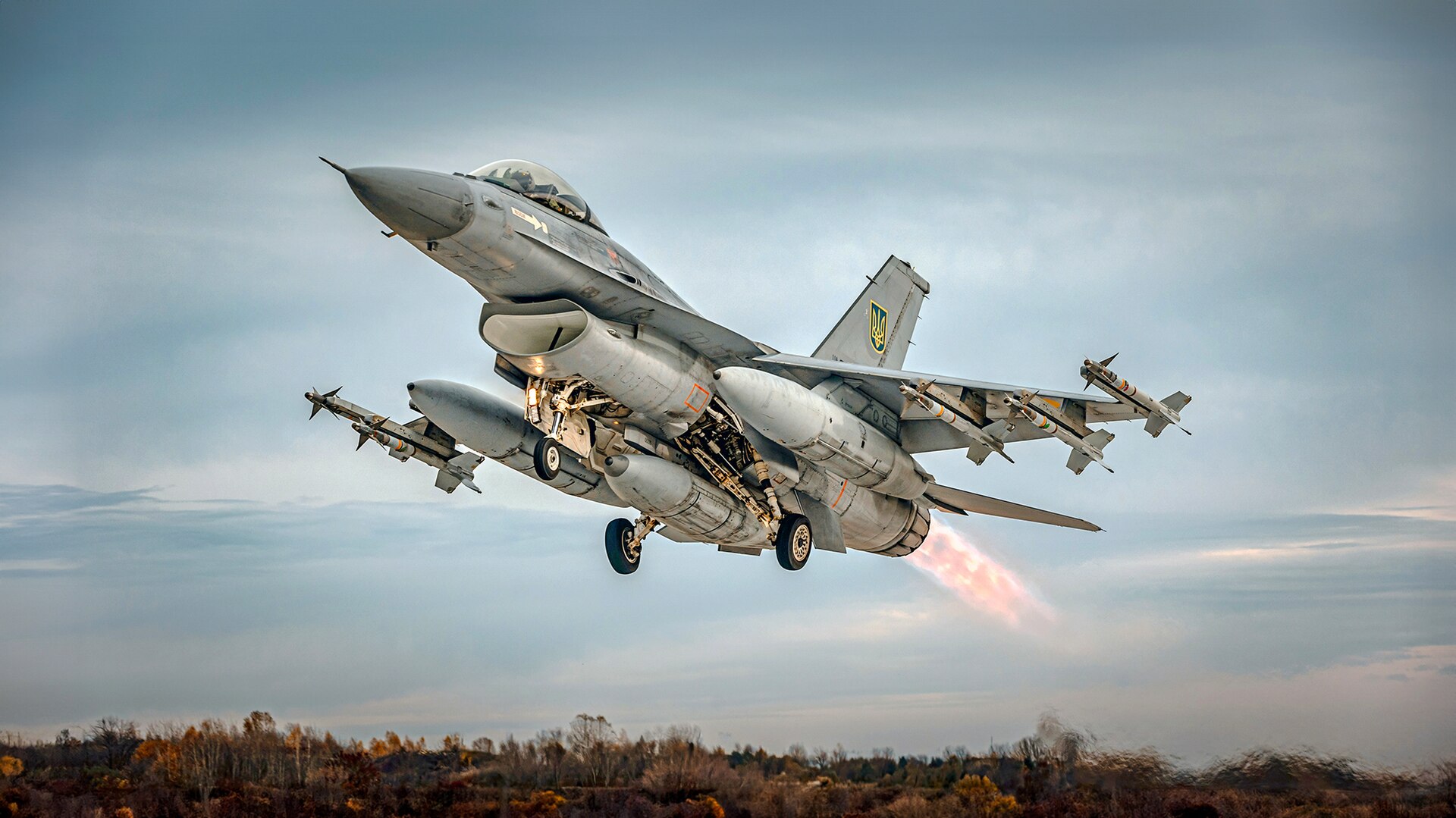 Ukraiński F-16AM startuje z pięcioma pociskami AIM-9 Sidewinder pod skrzydłami