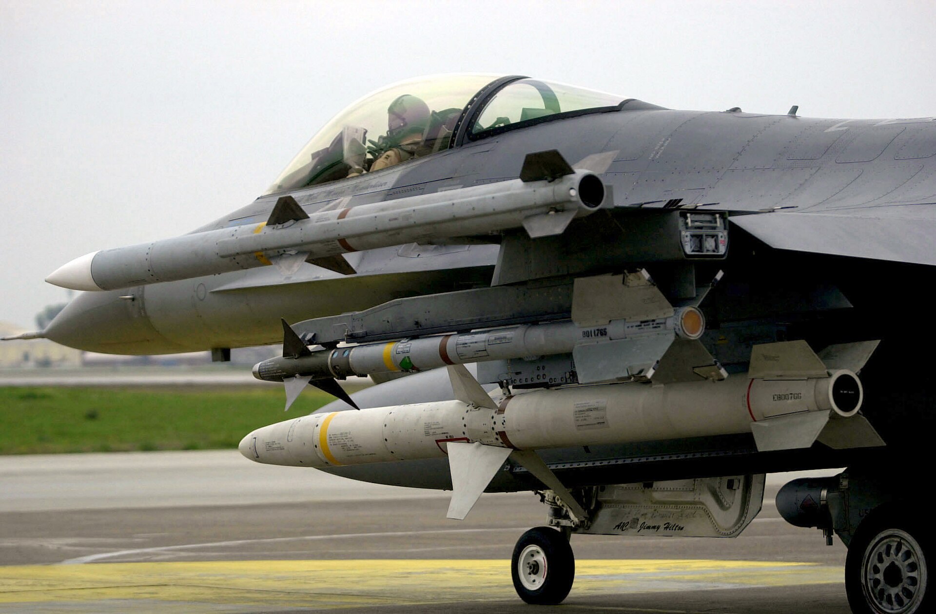 Pociski AIM-120, AIM-9 i AGM-88 podwieszone pod skrzydłem F-16C