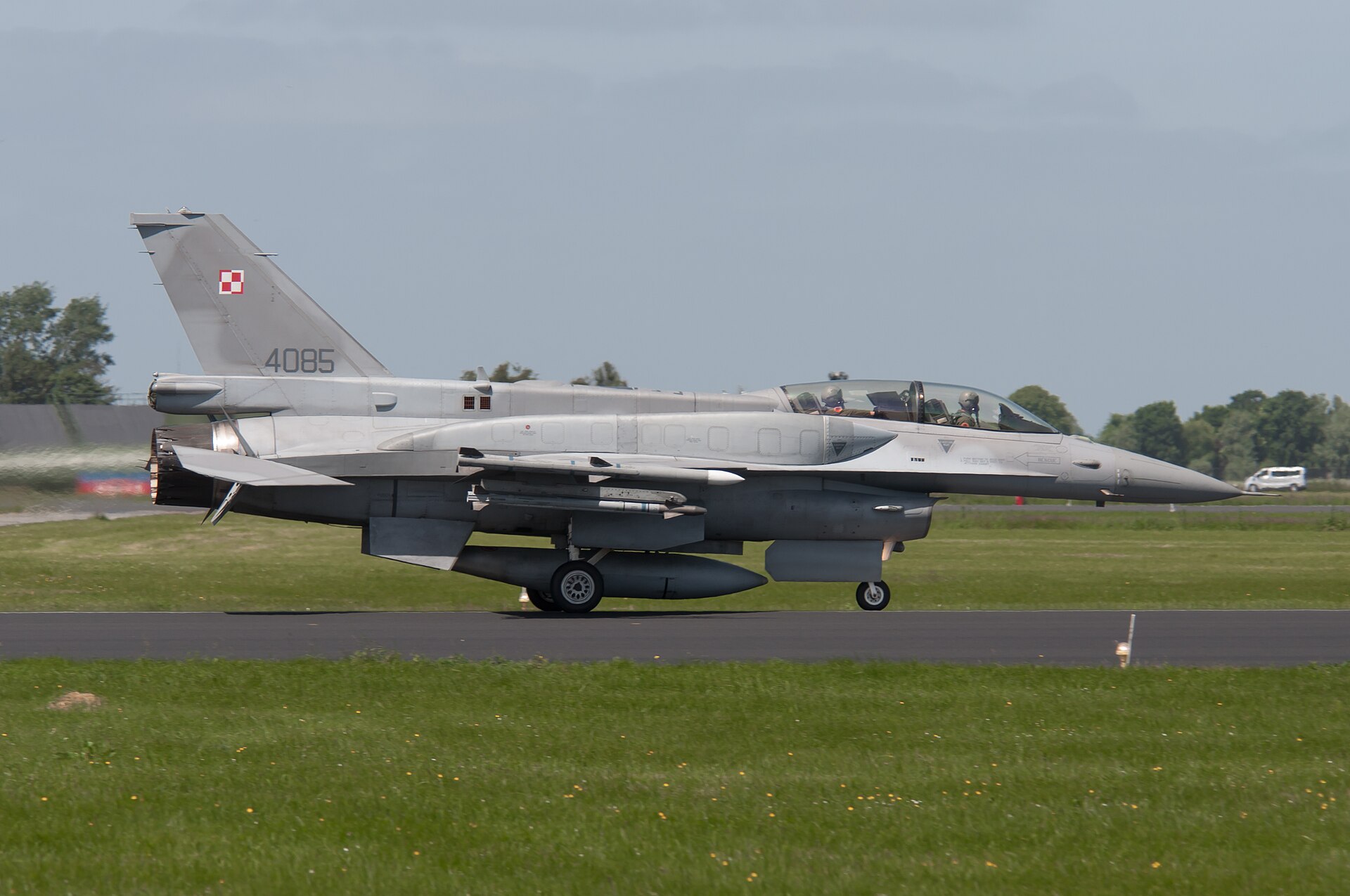 Dwumiejscowy polski myśliwiec F-16D Block 52 o numerze 4085 na pasie startowym