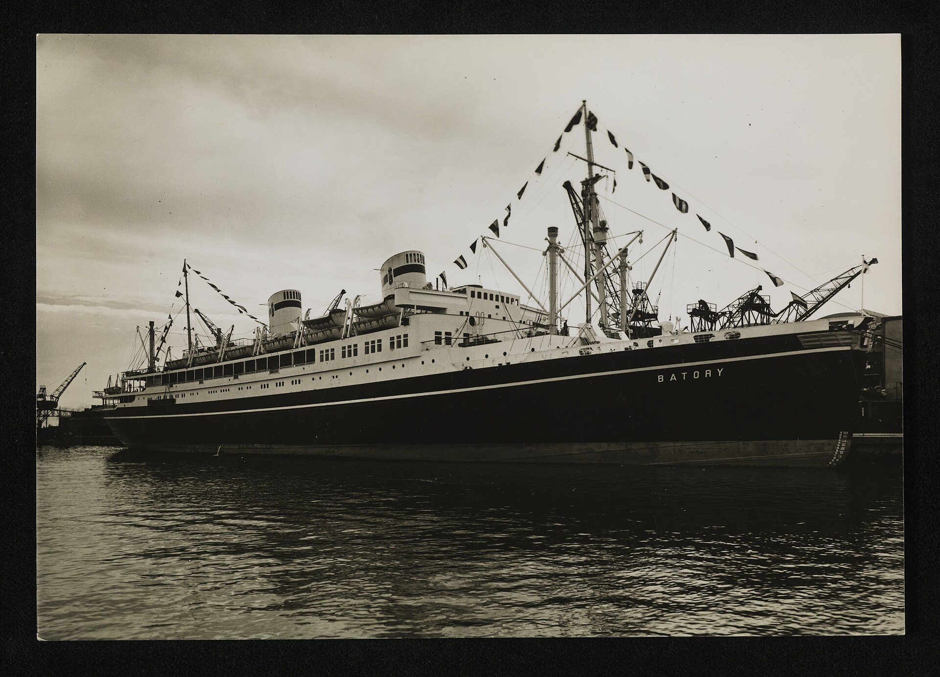 Transatlantyk MS Batory zacumowany w porcie w Gdyni przed 1939 rokiem