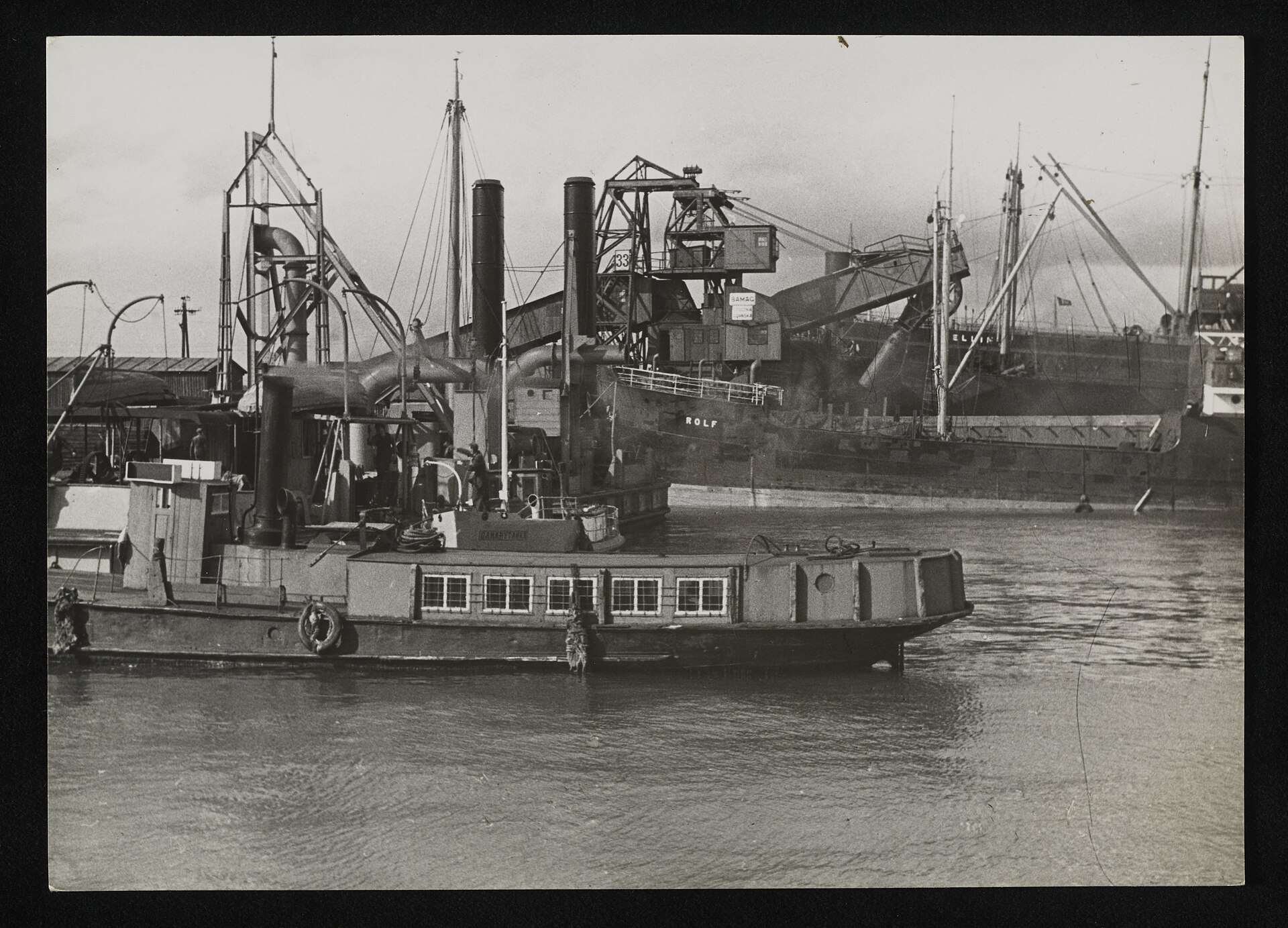Port węglowy w Gdyni przed 1939 rokiem z dźwigami i wagonami