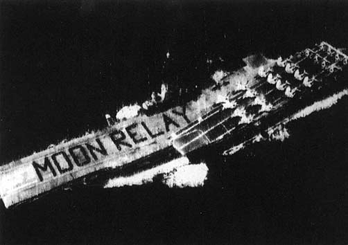 Niewyraźne zdjęcie lotniskowca z napisem Moon Relay ułożonym na pokładzie przez załogę