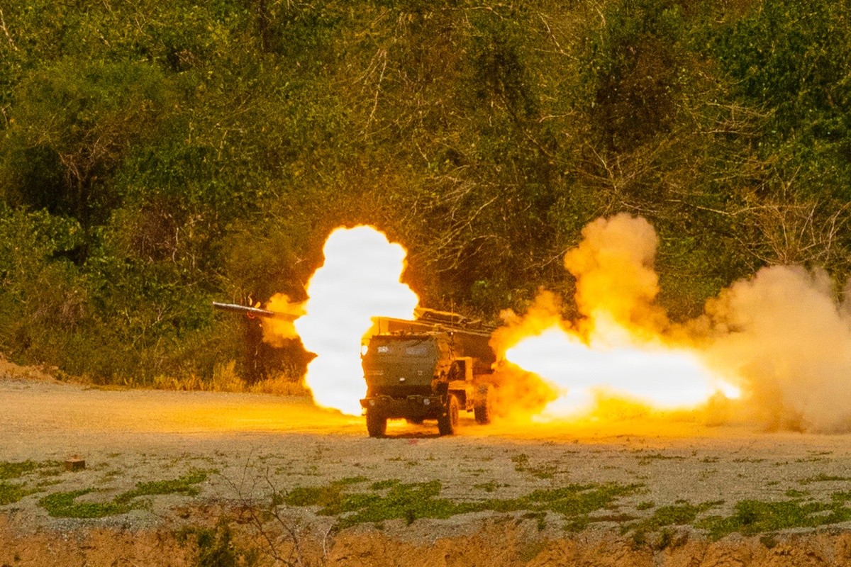 Wyrzutnia M142 HIMARS prowadzi ogień podczas ćwiczeń w Stanach Zjednoczonych