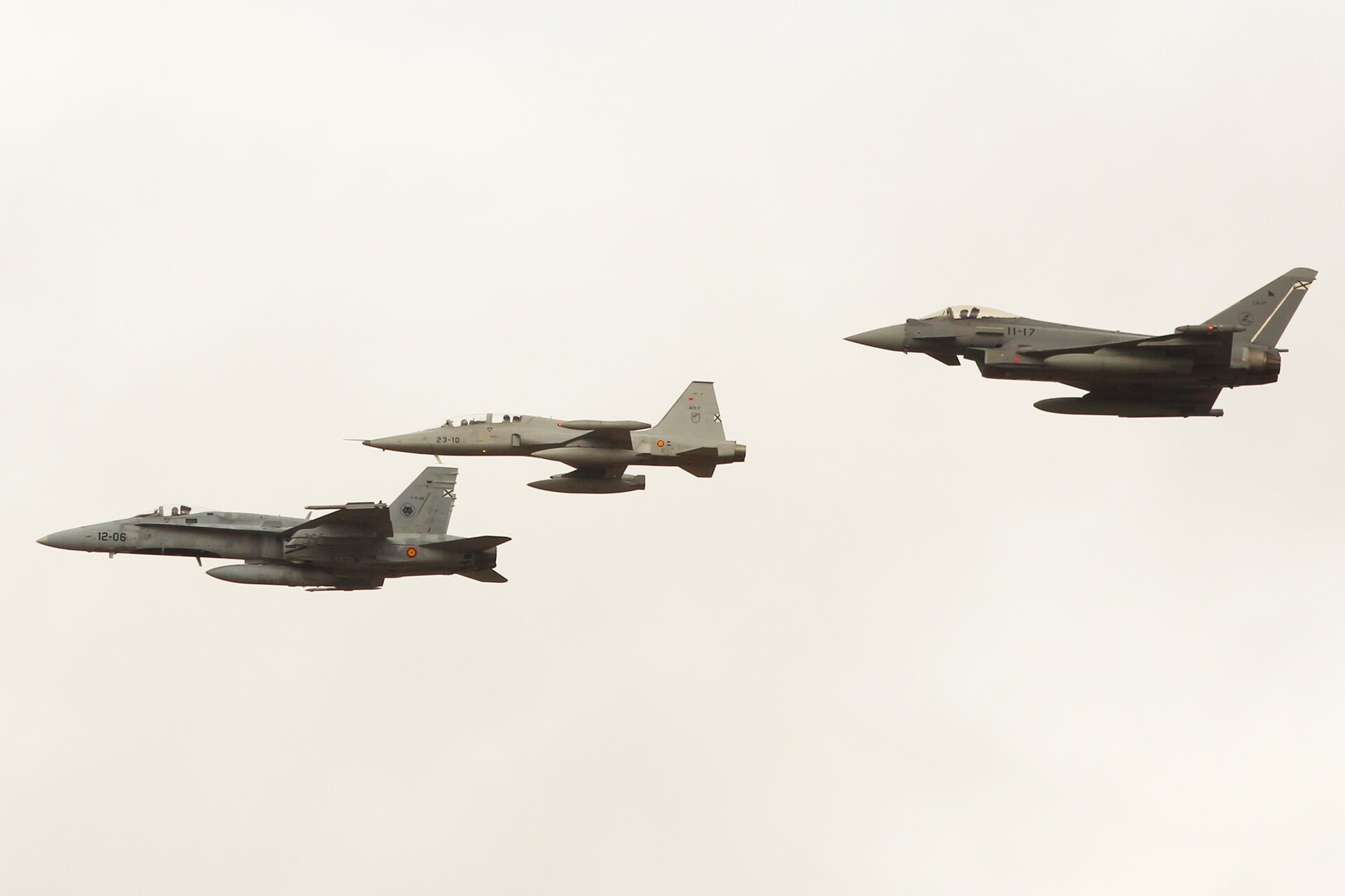 Hiszpański myśliwiec EF-18 Hornet w locie w formacji, zdjęcie ilustracyjne