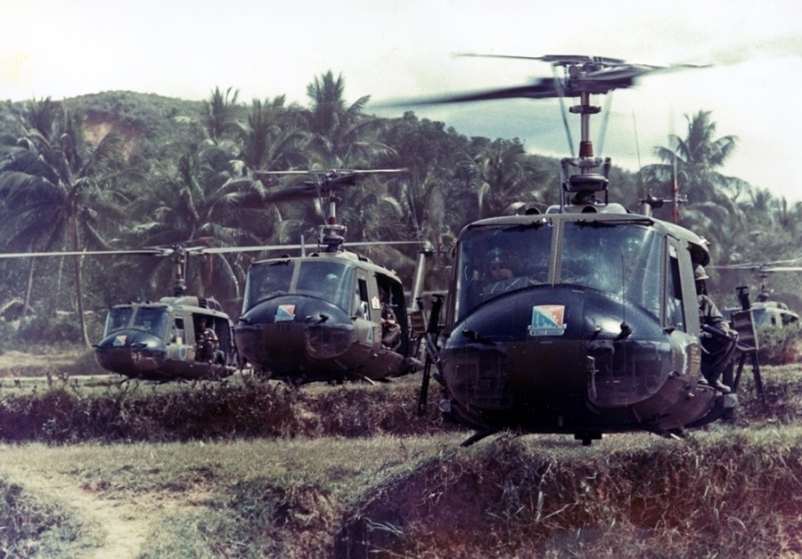 Formacja śmigłowców UH-1 prowadzona przez majora Bruce'a Crandalla na pasie startowym w Wietnamie