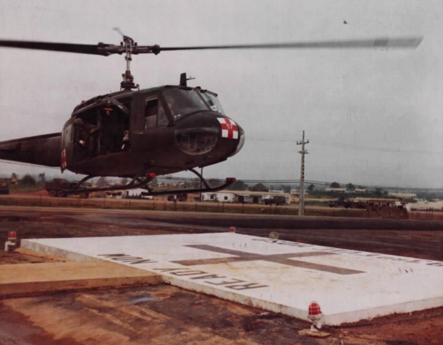 Śmigłowiec ratownictwa medycznego UH-1D Dustoff ze znakami Czerwonego Krzyża ląduje przy 93. Szpitalu Ewakuacyjnym w Long Binh