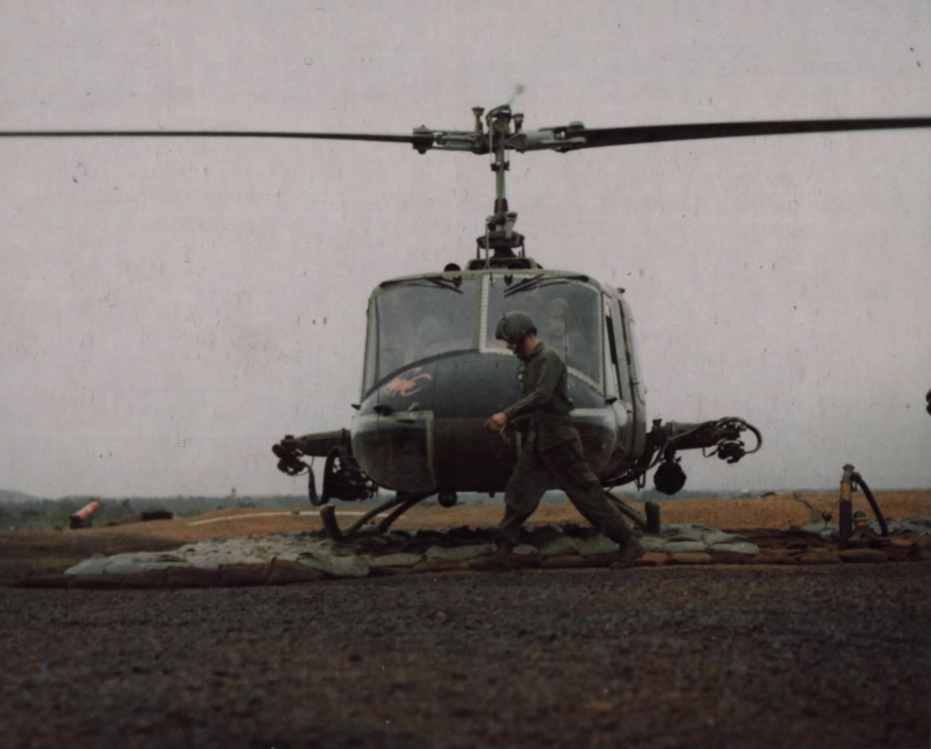 Uzbrojony śmigłowiec UH-1B Gunship z zasobnikami rakietowymi podczas operacji Pershing