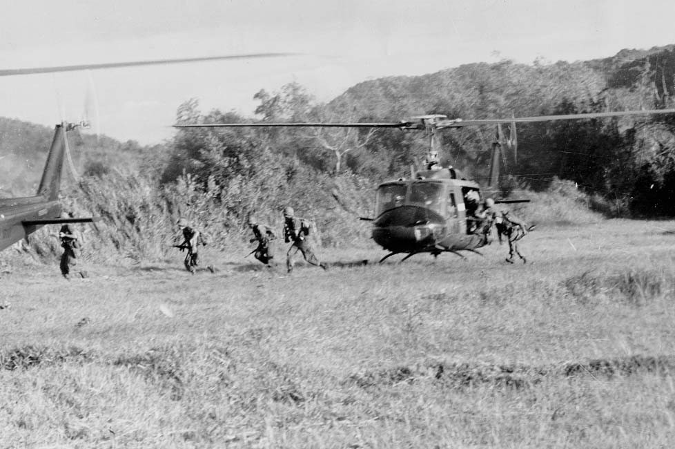 Żołnierze 1. Dywizji Kawalerii desantują się z UH-1 w strefie lądowania w dolinie Ia Drang