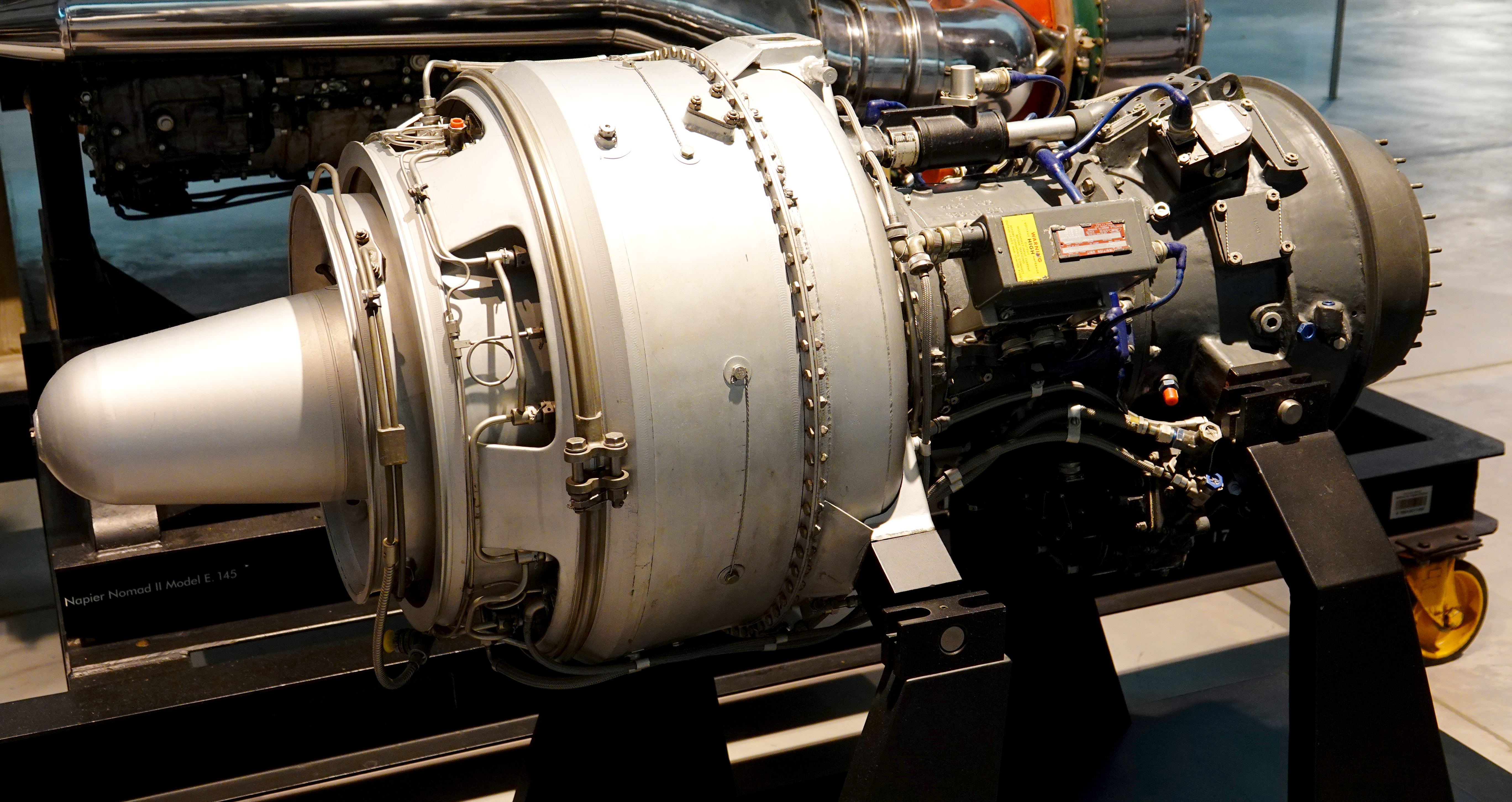 Silnik turbowałowy Lycoming T53-L-1 z odkrytą obudową sprężarki i komory spalania