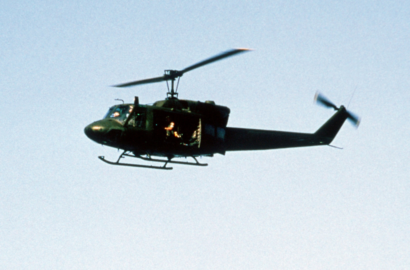 Dwusilnikowy śmigłowiec Bell UH-1N Twin Huey w kamuflażu Korpusu Piechoty Morskiej USA