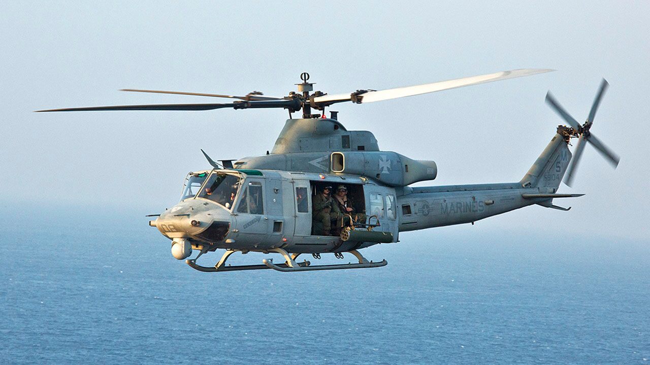 Nowoczesny śmigłowiec Bell UH-1Y Venom z czterołopatowym wirnikiem nośnym i głowicą optoelektroniczną FLIR