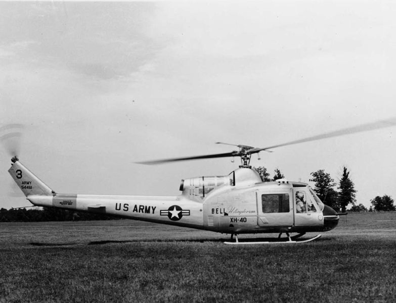 Pierwszy prototyp Bell XH-40 w locie próbnym nad Teksasem