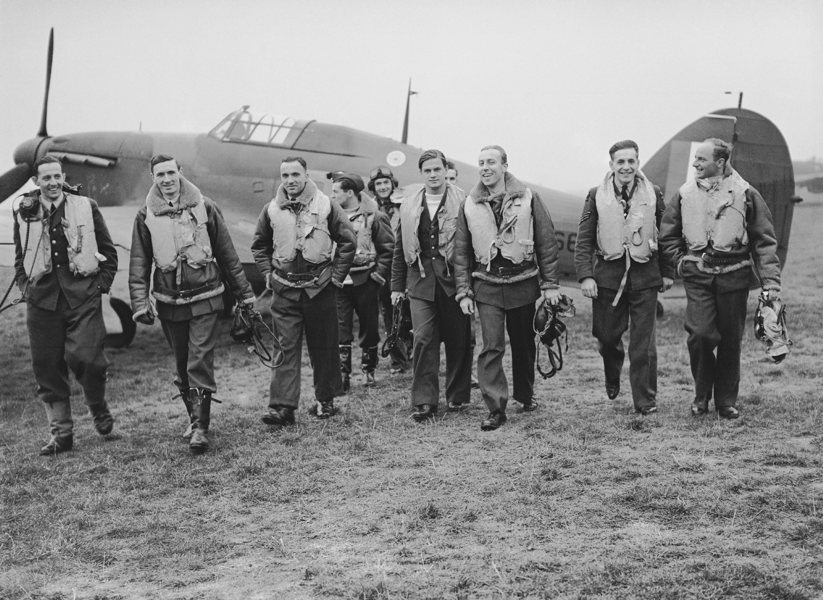 Piloci Dywizjonu 303 idą w stronę aparatu spod skrzydła myśliwca Hawker Hurricane, październik 1940
