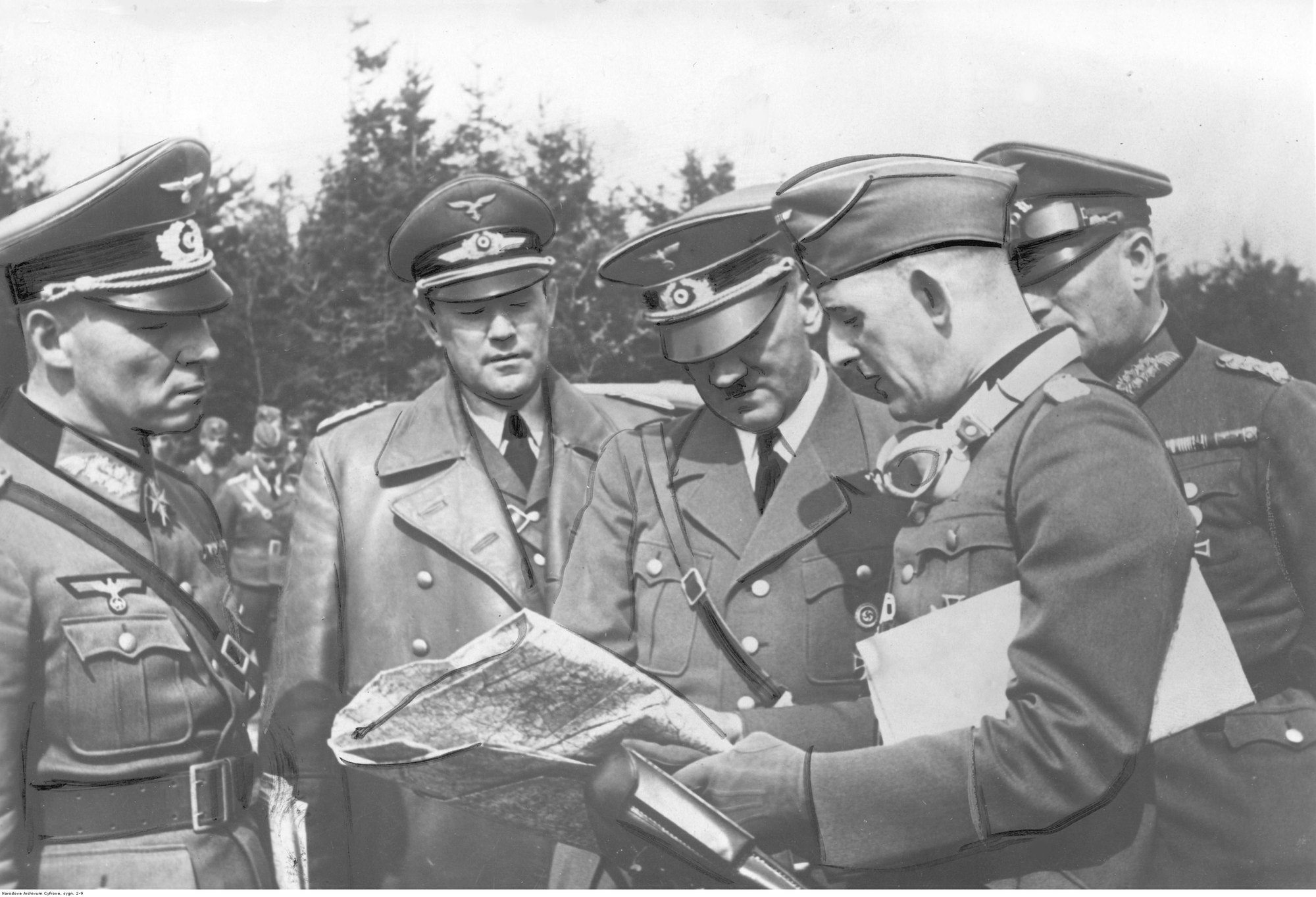 Adolf Hitler z niemieckimi oficerami studiuje mapę rejonu walk podczas objazdu frontu we wrześniu 1939 roku