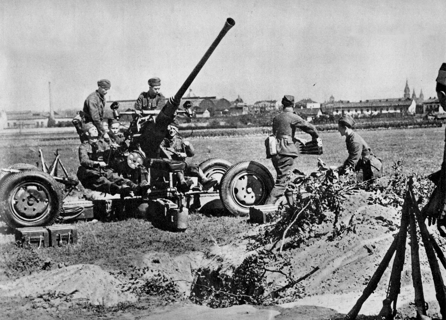 Polska obsługa armaty przeciwlotniczej Bofors na przedpolu Lwowa w 1939 roku