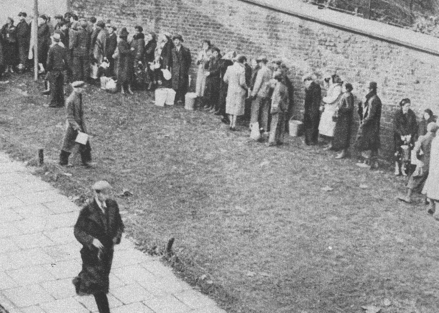 Kolejka po wodę na ulicy oblężonej Warszawy we wrześniu 1939 roku