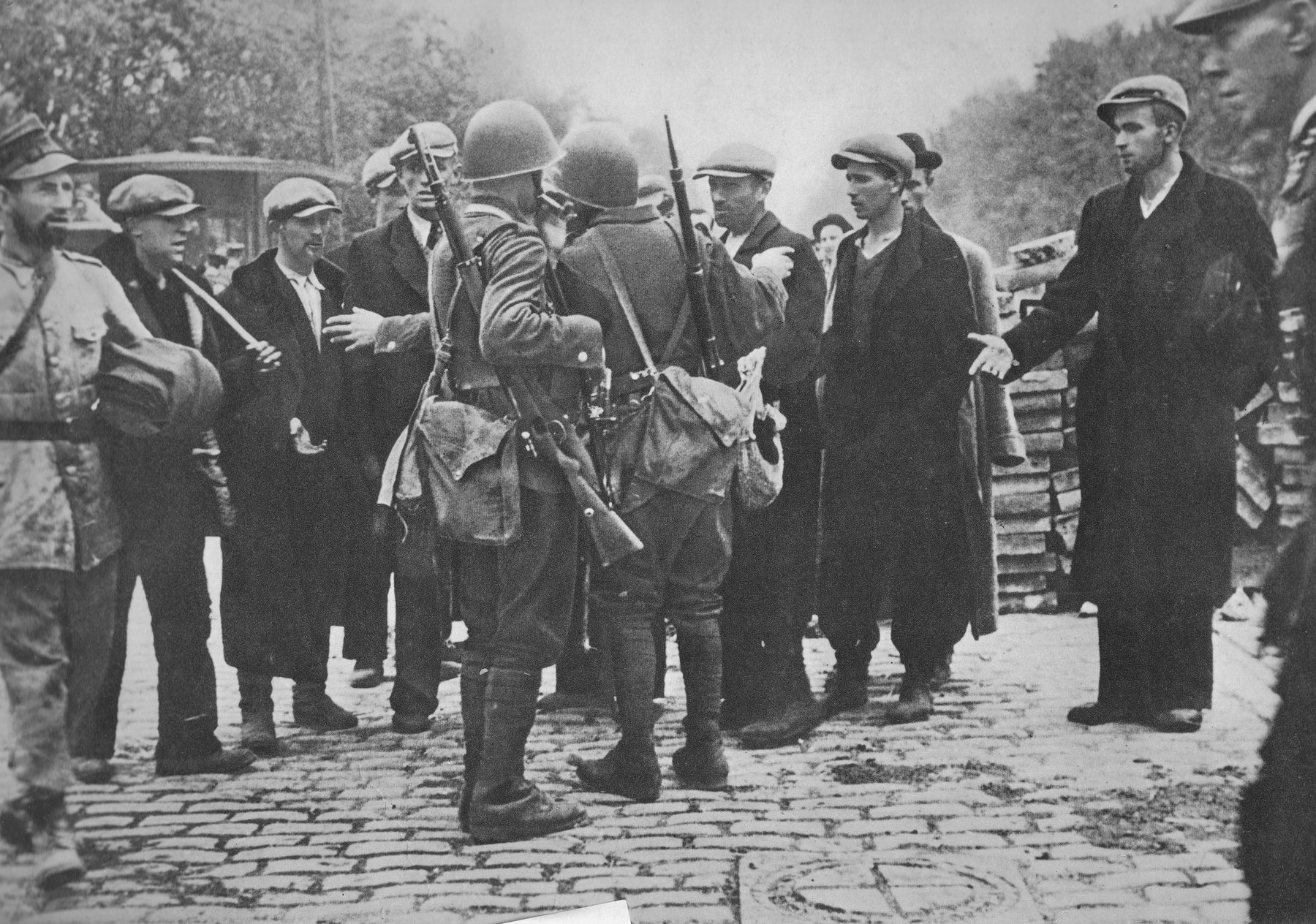 Ochotnicy Robotniczej Brygady Obrony Warszawy w rozmowie z polskimi żołnierzami we wrześniu 1939 roku
