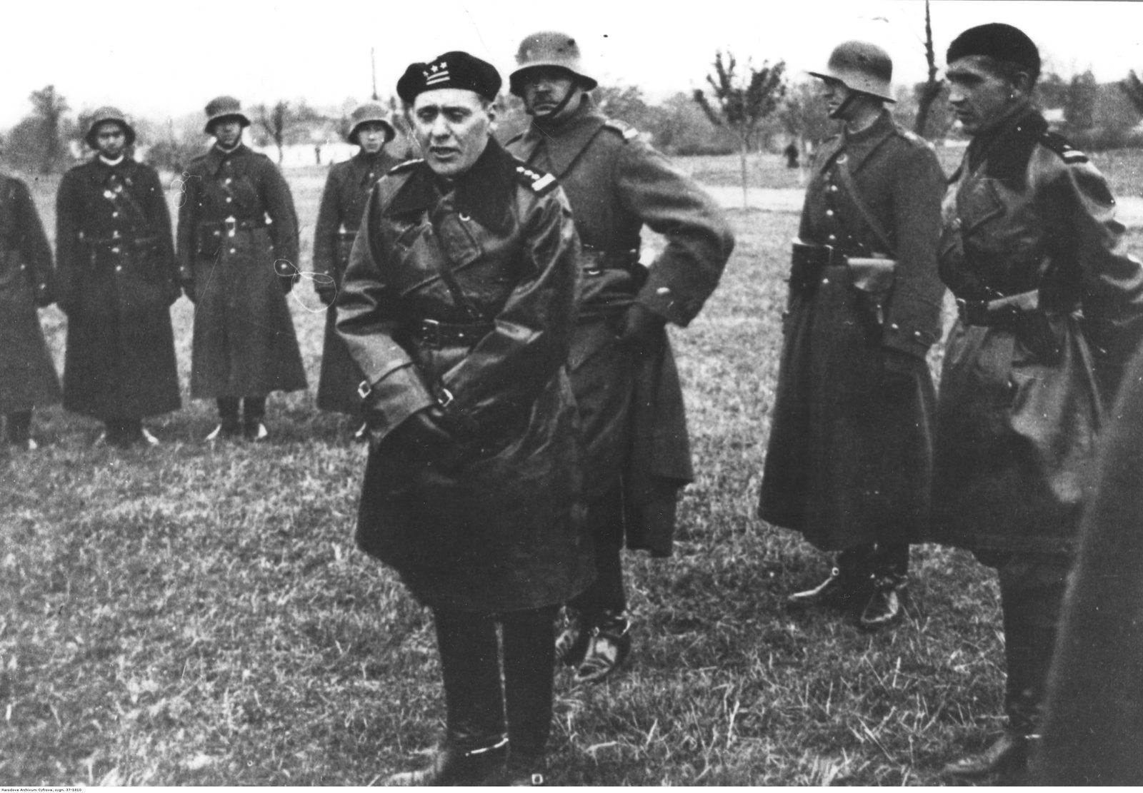 Płk Stanisław Maczek z oficerami 10 Brygady Kawalerii Zmotoryzowanej
