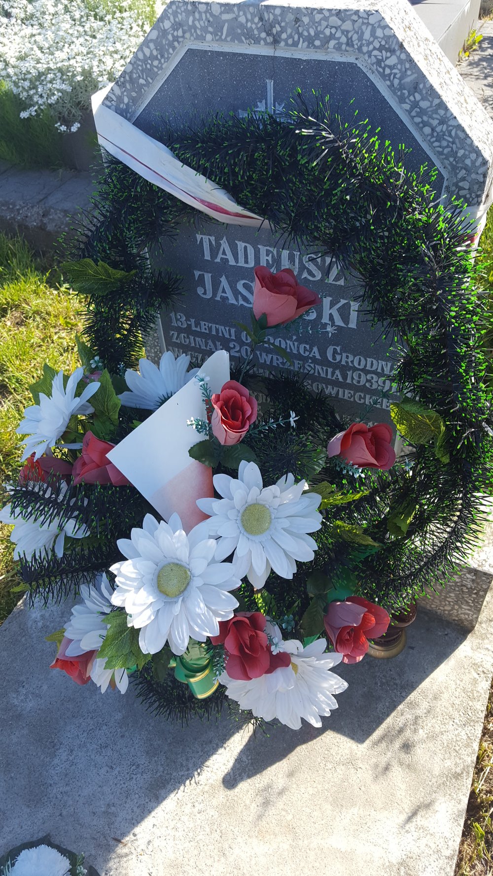 Grób Tadeusza Jasińskiego na cmentarzu farnym w Grodnie