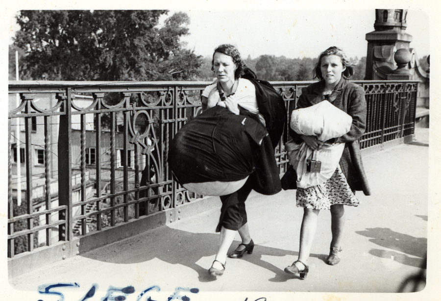 Matka z córką na ulicy oblężonej Warszawy we wrześniu 1939 roku, fotografia Juliena Bryana
