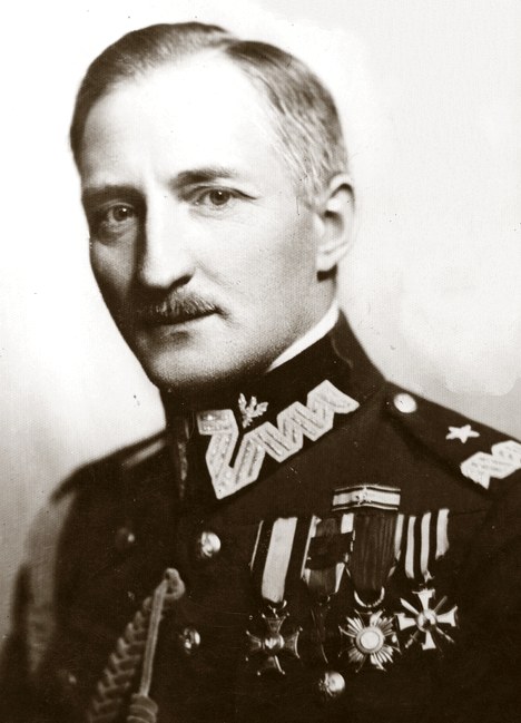 Portret generała brygady Józefa Olszyny-Wilczyńskiego w mundurze z odznaczeniami