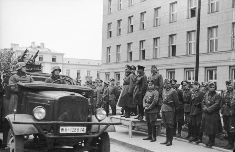 Defilada niemiecko-sowiecka w Brześciu nad Bugiem 22 września 1939 roku, trybuna przed gmachem Urzędu Wojewódzkiego
