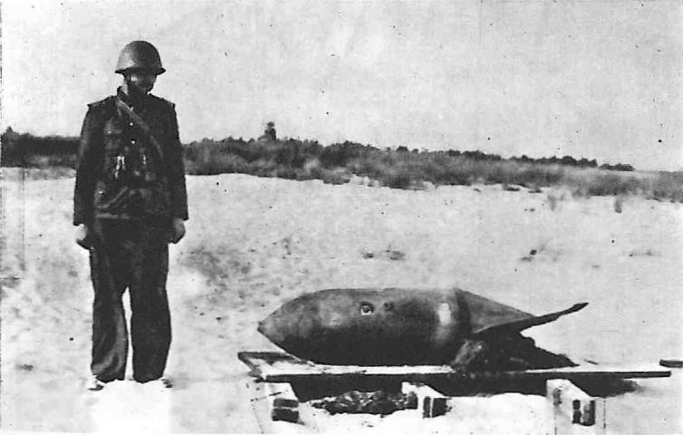 Kapitan marynarki Zbigniew Przybyszewski przy niewypale niemieckiej bomby lotniczej na Helu w 1939 roku