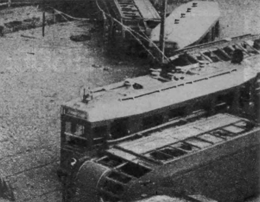 Barykada zbudowana z wozów tramwajowych na ulicy Warszawy we wrześniu 1939 roku