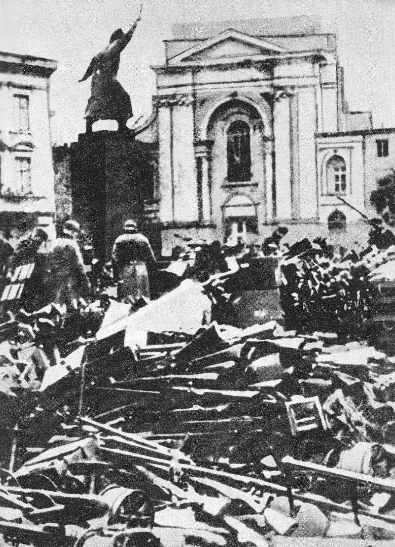 Stosy broni złożonej przez kapitulujące oddziały polskie na placu Krasińskich w Warszawie