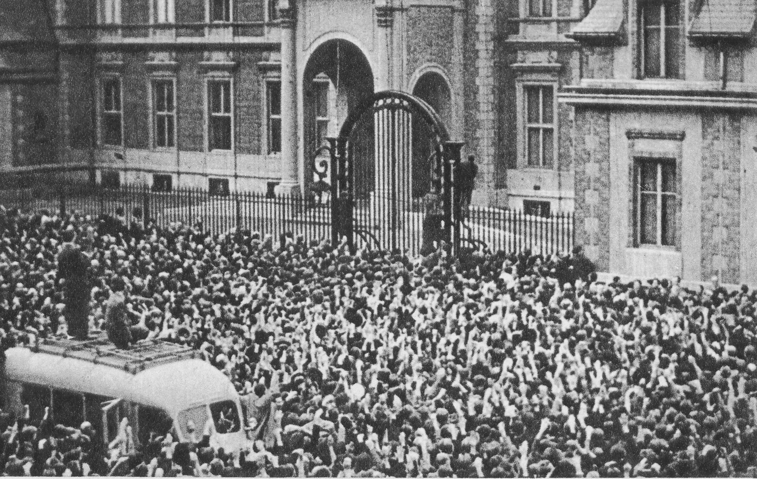 Tłum warszawiaków przed ambasadą Francji przy alei Frascati 22 3 września 1939 roku