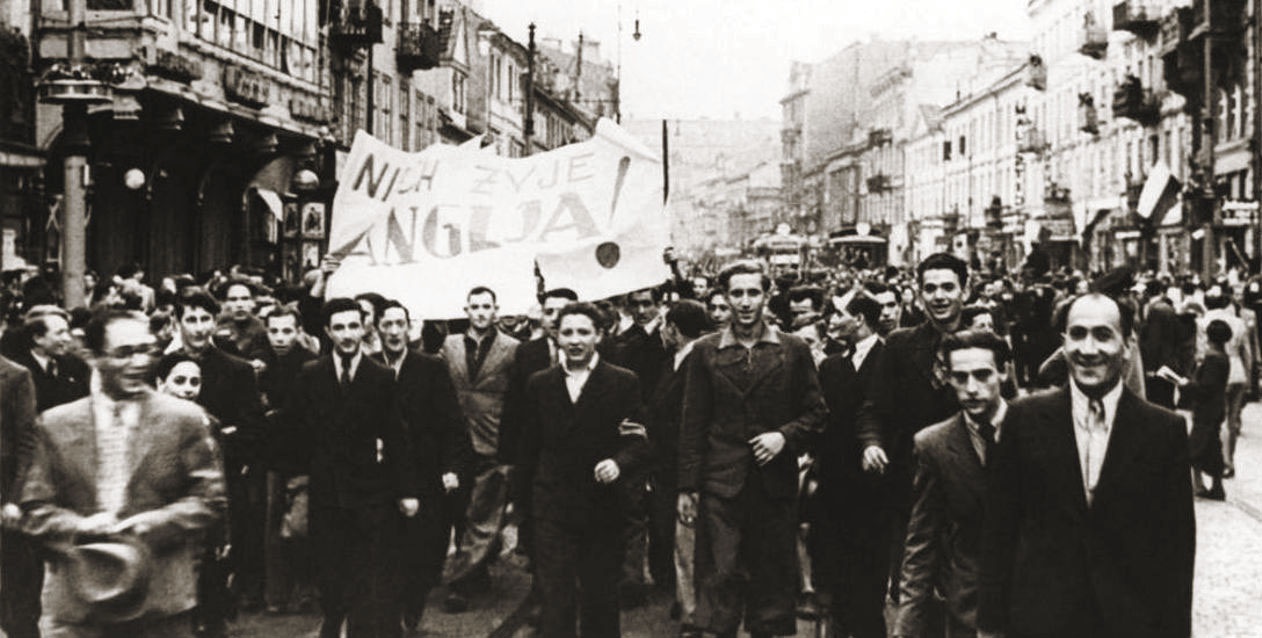 Mieszkańcy Warszawy manifestują pod ambasadą Wielkiej Brytanii 3 września 1939 roku