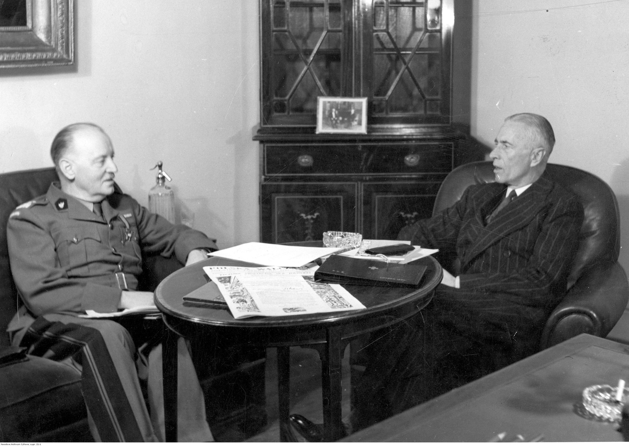 Prezydent Władysław Raczkiewicz i gen. Władysław Sikorski w rozmowie przy stoliku, fotografia z lat 1940–1943