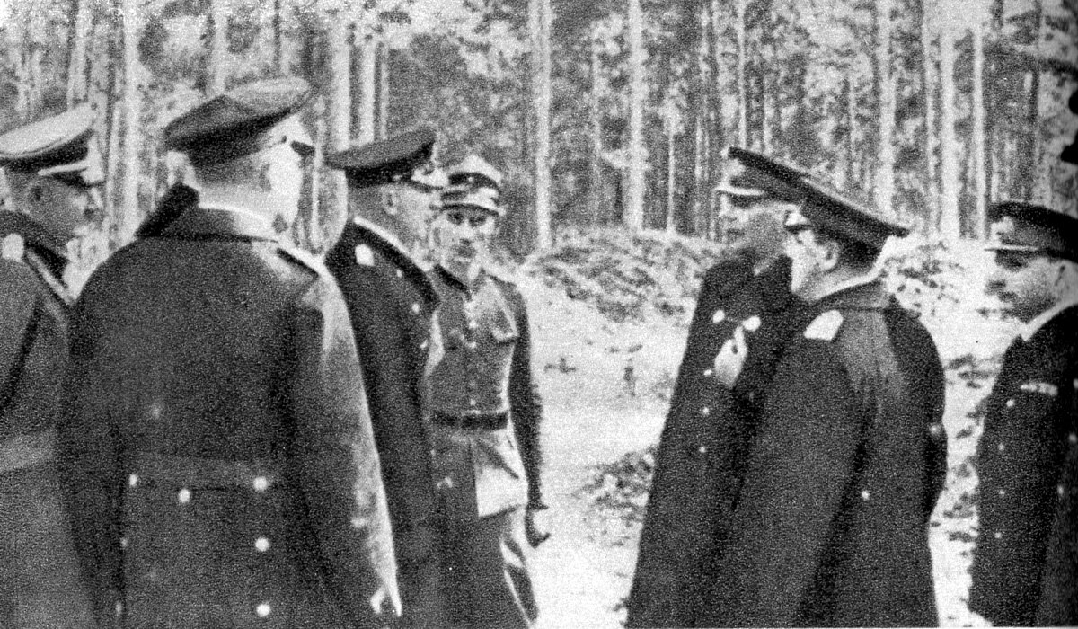 Kontradmirał Józef Unrug w rozmowie z niemieckimi oficerami marynarki wśród sosen na Helu, październik 1939