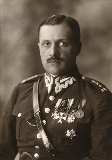 Portret generała Zygmunta Podhorskiego w mundurze z odznaczeniami
