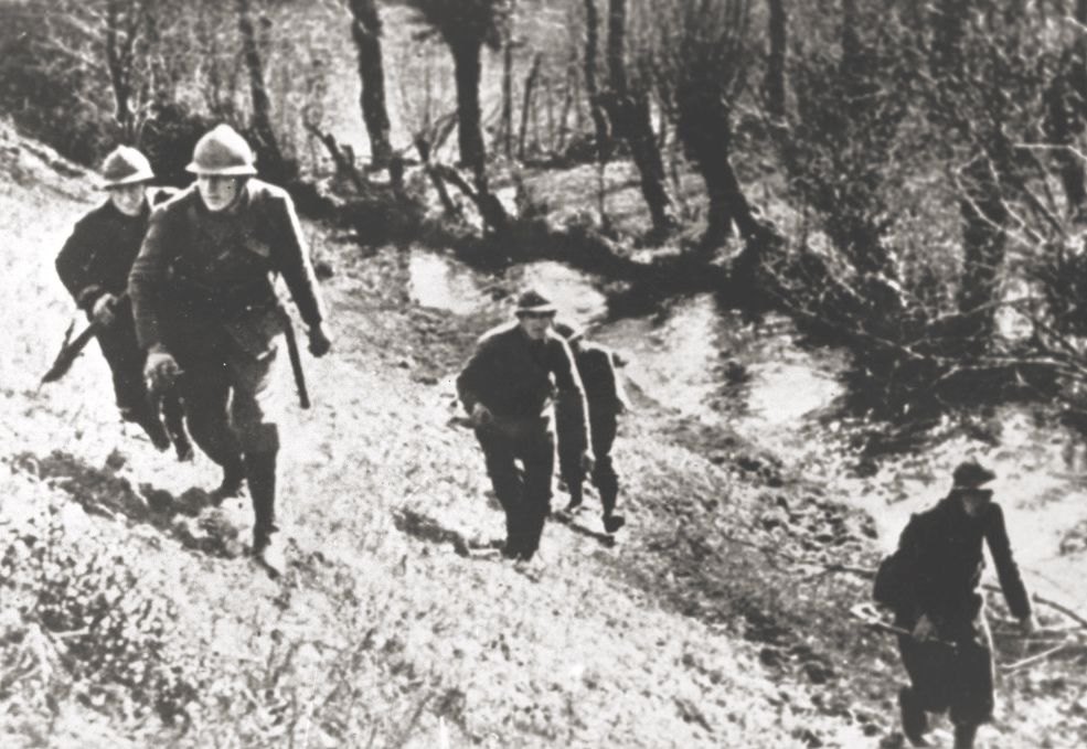 Polscy żołnierze w marszu podczas bitwy pod Kockiem w październiku 1939 roku