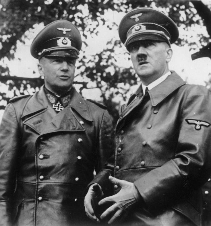 Adolf Hitler i generał pułkownik Walther von Brauchitsch w skórzanych płaszczach podczas defilady w Warszawie