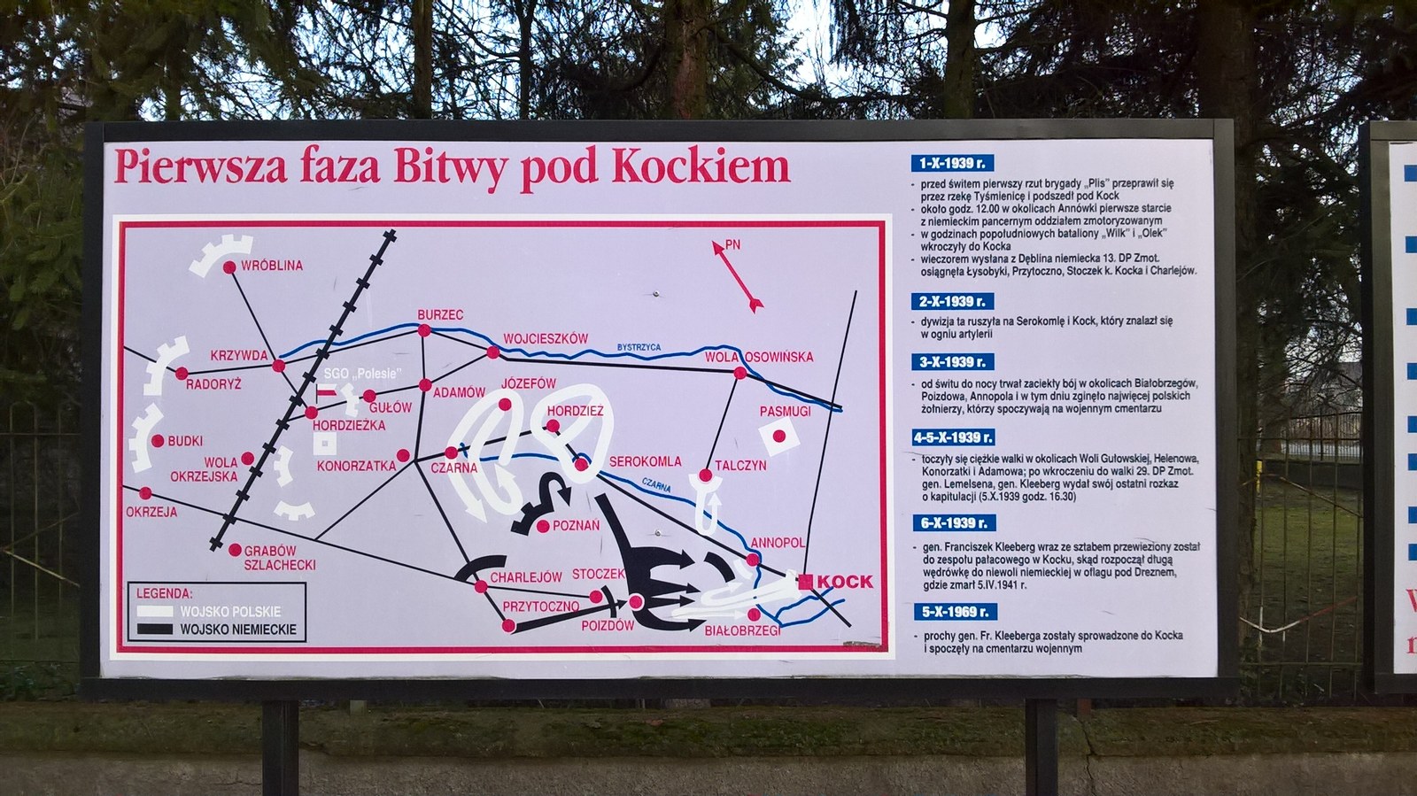 Tablica informacyjna na cmentarzu wojennym w Kocku z mapą pierwszej fazy bitwy i kalendarium od 1 do 6 października 1939