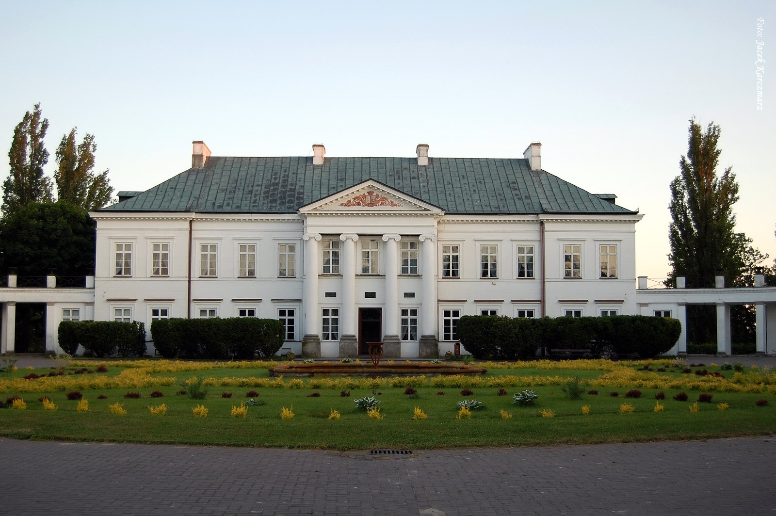 Klasycystyczny pałac Jabłonowskich w Kocku z kolumnowym portykiem, widok od frontu