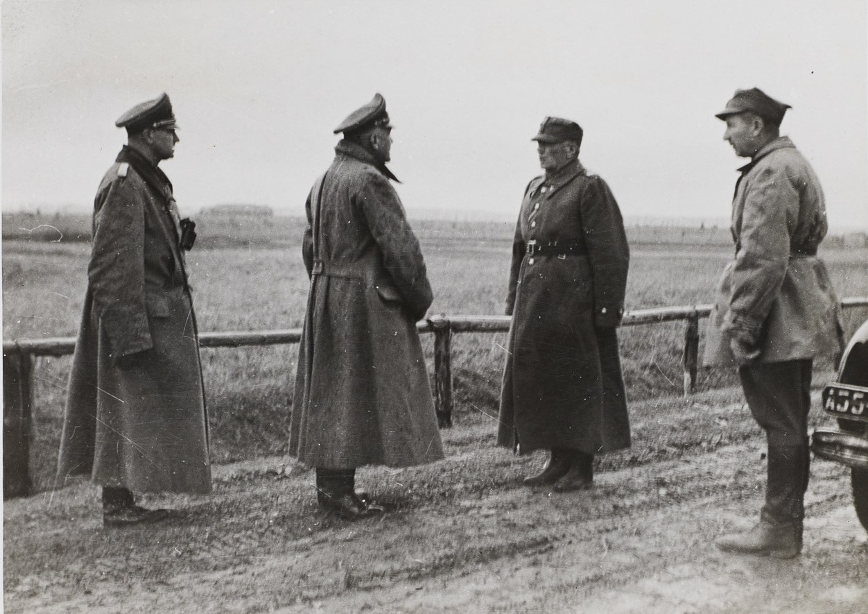 Generał Franciszek Kleeberg w rozmowie z niemieckimi oficerami podczas kapitulacji pod Kockiem w październiku 1939 roku