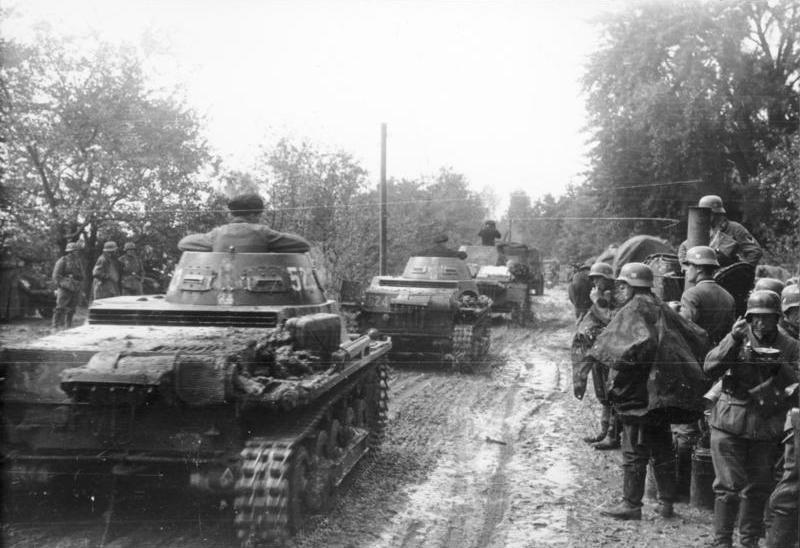 Niemieckie czołgi Panzer I i piechota na błotnistej drodze w Polsce we wrześniu 1939 roku